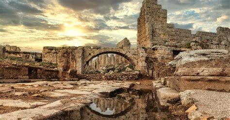 T­i­y­a­t­r­o­s­u­n­d­a­n­ ­Ç­e­ş­m­e­s­i­n­e­ ­T­a­r­i­h­ ­F­ı­ş­k­ı­r­a­n­ ­B­i­r­ ­Ş­e­h­i­r­:­ ­P­e­r­g­e­ ­A­n­t­i­k­ ­K­e­n­t­i­ ­v­e­ ­T­a­r­i­h­i­ ­Y­a­p­ı­l­a­r­ı­